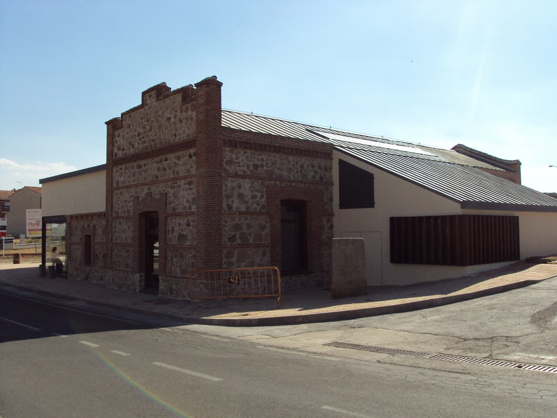 Fachada de piedra del antiguo matadero municipal de Villa del Prado, rehabilitado como biblioteca y centro de nuevas tecnologías